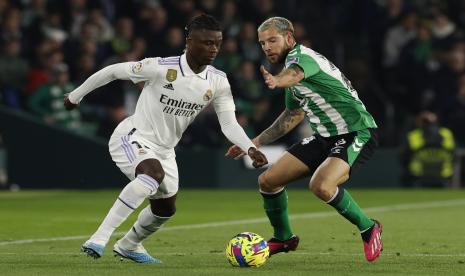 Pemain Real Betis Aitor Ruibal (kanan) berebut bola dengan pemain Real Madrid Eduardo Camavinga dalam pertandingan lanjutan Liga Spanyol di Sevilla, Senin (6/3) dini hari WIB.