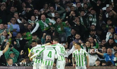 Pemain Real Betis Johnny Cardoso, kedua dari kiri, merayakan gol pembuka timnya ke gawang Real Madrid dalam pertandingan sepak bola La Liga Spanyol di Stadion Benito Villamarin, Sevilla, Ahad, 2 Maret 2025 dini hari WIB. 