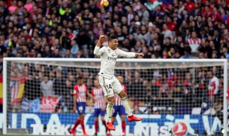 Pemain Real Madrid Carlos Henrique Casimiro (tengah) beraksi saat duel kontra Atletico Madrid, Sabtu (9/2). Casemiro menyumbang satu gol.