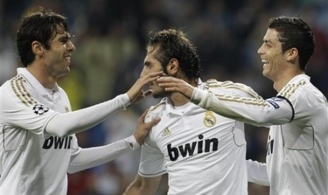 Pemain Real Madrid, Cristiano Ronaldo bersama Kaka (kiri) dan Hamit Altintop (tengah) usai  menjebol gawang APOEL dalam laga semifinal Liga Champions di Stadion Santiago Bernabeu, Madrid, Kamis dini hari (5/4). (Foto:Paul White/AP)