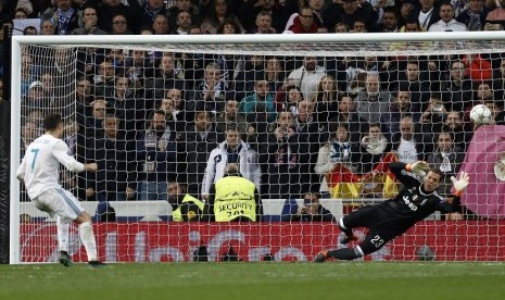 Pemain Real Madrid Cristiano Ronaldo melesakkan bola dalam tendangan penalti di pertandingan perempat final Liga Champions leg kedua antara Real Madrid dan Juventus di Santiago Bernabeu, Kamis (12/4) dini hari WIB. 