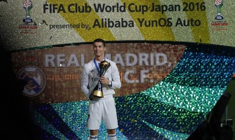  Pemain Real Madrid Cristiano Ronaldo menggenggam piala Piala Dunia Antarklub. Real Madrid menjadi juara setelah mengalahkan Kashima Antlers di Yokohama, Ahad (18/12).