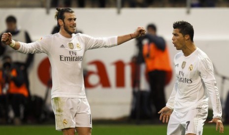 Pemain Real Madrid Cristiano Ronaldo merayakan gol kedua bersama rekan satu timnya Gareth Bale