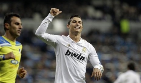  Pemain Real Madrid, Cristiano Ronaldo usai  menjebol gawang APOEL dalam laga semifinal Liga Champions di Stadion Santiago Bernabeu, Madrid, Kamis (5/4). (Foto:Paul White/AP)