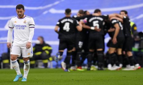 Pemain Real Madrid Eden Hazard, kiri, bereaksi ketika para pemain Elche merayakan mencetak gol pertama timnya selama pertandingan sepak bola La Liga Spanyol antara Real Madrid dan Elche di stadion Bernabeu di Madrid, Spanyol, Ahad, 23 Januari 2022. 