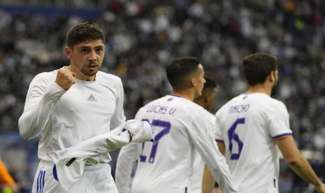 Pemain Real Madrid Federico Valverde (kiri) berselebrasi setelah menjebol gawang Barcelona pada semifinal Piala Super Spanyol di Stadion King Fahd,Riyadh, Arab Saudi, Kamis (13/1/2022) dini hari WIB. Madrid mengalahkan Barcelona 3-1.