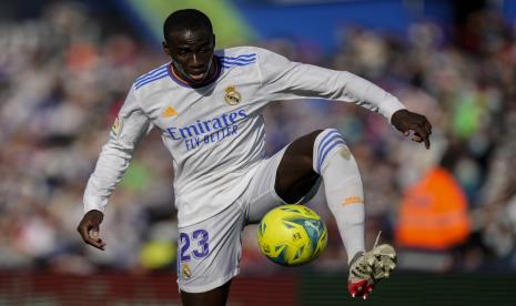 Pemain Real Madrid Ferland Mendy mengontrol bola. Mendy mengalami cedera yang membuatnya terancam absen saat Real Madrid menghadapi Paris Saint-Germain (PSG) di babak 16 besar Liga Champions, 15 Februari 2022.