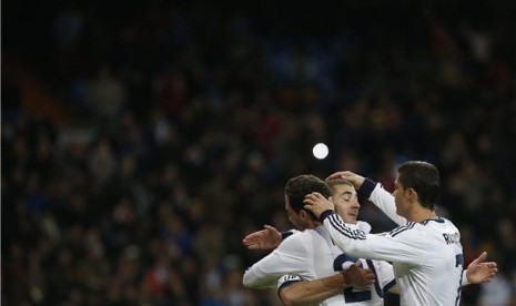 Pemain Real Madrid, Gonzalo Higuain dan Cristiano Ronaldo (kanan), memberikan selamat kepada Karim Benzema (tengah) usai mencetak gol dalam laga La Liga lawan Real Mallorca di Santiago Bernabeu, Madrid, Sabtu (16/3).