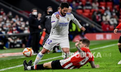  Pemain Real Madrid Isco, kiri, berduel memperebutkan bola dengan Inigo Martinez dari Athletic Bilbao dalam pertandingan perempat final Copa del Rey Spanyol antara Athletic Bilbao dan Real Madrid di stadion San Mames di Bilbao, Spanyol, Kamis, 3 Februari 2022.