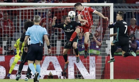 Pemain Real Madrid, Isco (kiri di tengah) dan pemain Muenchen Robert Lewandowski berebut bola di udara pada leg pertama semifinal Liga Champions di Allianz Arena