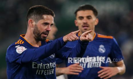 Mantan pemain Real Madrid Isco (kiri). 