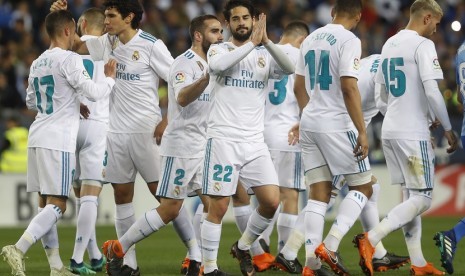  Pemain Real Madrid, Isco (tengah) meluapkan ekspresinya usai mencetak gol ke gawang Malaga di Rosaleda Stadium, di Malaga, Spanyol, (15/4). 