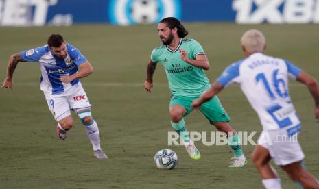 Pemain  Real Madrid Isco (tengah) mendribel bola pada pertandingan sepak bola La Liga Spanyol. Ilustrasi