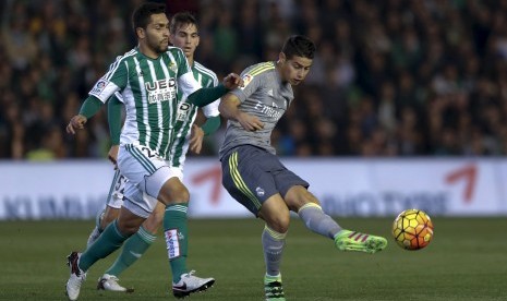 Pemain Real Madrid James Rodriguez (kanan) dan Petros dari Real Betis sedang beraksi