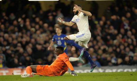 Striker Real Madrid Karim Benzema (kanan) mencetak gol ketiga timnya melewati kiper Chelsea Edouard Mendy selama pertandingan sepak bola perempat final leg pertama Liga Champions antara Chelsea dan Real Madrid di Stadion Stamford Bridge di London, Rabu, 6 April 2022.