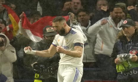 Striker Real Madrid Karim Benzema melakukan selebrasi setelah mencetak gol pertama timnya pada pertandingan sepak bola perempat final leg pertama Liga Champions antara Chelsea dan Real Madrid di Stadion Stamford Bridge di London, Rabu, 6 April 2022. Benzema mencetak hattrick untuk mengantar Madrid unggul 3-1 di laga itu.