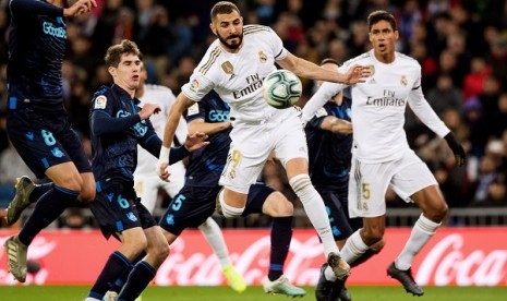 Pemain Real Madrid Karim Benzema mencetak gol ke gawang Sociedad, dalam pertandingan di Stadion Santiago Bernabeu, Ahad (24/11) dini hari WIB