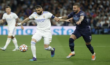 Pemain Real Madrid Karim Benzema mencoba melewati bek Manchester City Kyle Walker pada pertandingan leg kedua Semifinal Liga Champions di Stadion Santiago Bernabeu, Kamis (5/5/2022) dini hari WIB.