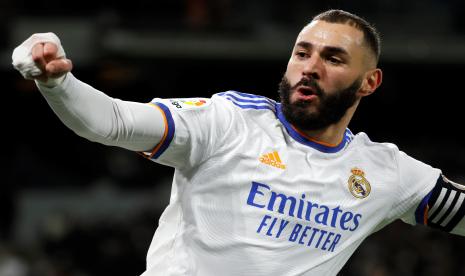 Pemain Real Madrid Karim Benzema merayakan setelah mencetak skor imbang 1-1 selama pertandingan sepak bola LaLiga Spanyol antara Real Madrid dan Sevilla FC di stadion Santiago Bernabeu di Madrid, Spanyol, Senin (29/11).