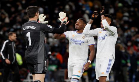 Pemain Real Madrid (kiri) Thibaut Courtois, Alaba anda Militao selama pertandingan sepak bola LaLiga Spanyol antara Real Madrid dan Sevilla FC di stadion Santiago Bernabeu di Madrid, Spanyol 28 November 2021.