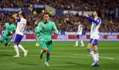 Pemain Real Madrid Lucas Vazquez (tengah) merayakan golnya ke gawang Real Zaragoza pada babak 16 besar Copa del Rey. Madrid mengalahkan Zaragoza 4-0.