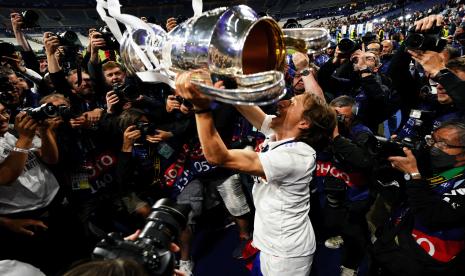 Pemain Real Madrid Luka Modric merayakan dengan trofi setelah memenangkan pertandingan sepak bola final Liga Champions antara Liverpool dan Real Madrid di Stade de France di Saint Denis dekat Paris, Ahad, 29 Mei 2022. Real Madrid mengalahkan Liverpool 1-0.