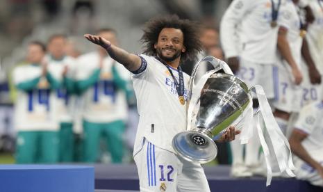 Pemain veteran Real Madrid Marcelo saat memegang trofi setelah memenangkan pertandingan sepak bola final Liga Champions antara Liverpool dan Real Madrid di Stade de France di Saint Denis dekat Paris, Sabtu, 28 Mei 2022. Real Madrid menang 1-0. Setelah 15 tahun membela Madrid, Marcelo kini mengakhiri kerja sama dengan klub raksasa Spanyol tersebut. 