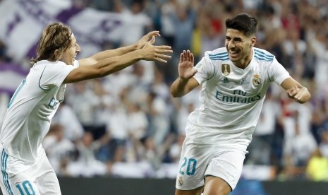 Pemain Real Madrid, Marco Asensio (kanan), bersama rekan setimnya, Luka Modric, merayakan golnya ke gawang Barcelona pada laga kedua Piala Super Spanyol di Stadion Santiago Bernabeu, Madrid, Kamis (17/8) dini hari WIB. Madrid menang 2-0 (agregat 5-1) atas Barca.