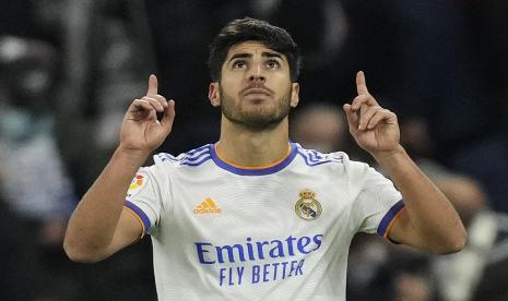 Pemain Real Madrid Marco Asensio, kanan, merayakan setelah mencetak gol kedua timnya selama pertandingan sepak bola La Liga Spanyol antara Real Madrid dan Atletico Madrid di stadion Santiago Bernabeu di Madrid, Spanyol, beberapa waktu lalu.