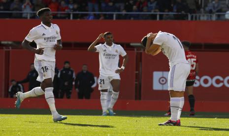 Pemain Real Madrid Marco Asensio (kanan) tertunduk setelah gagal memanfaatkan peluang saat melawan Mallorca dalam lanjutan La Liga Spanyol, Ahad (5/2/2023). Madrid takluk 0-1 di kandang Mallorca.