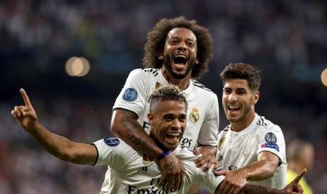 Pemain Real Madrid Mariano (bawah) merayakan golnya bersama Marcelo dan Asensio.