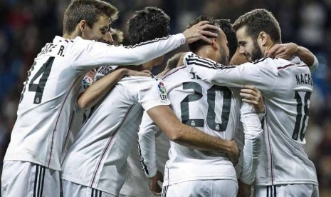 Pemain Real Madrid melakukan selebrasi usai menjebol gawang tim lawan. 