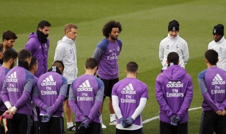 Pemain Real Madrid mengheningkan cipta untuk korban 'tragedi Chapecoense' sebelum latihan di Valdebebas Sports City, Selasa (29/11).