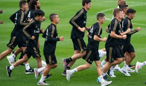 Para pemain Real Madrid menjalani sesi latihan (ilustrasi). La Liga menerapkan protokol yang harus dipatuhi klub Liga Spanyol saat berlatih di tengah pandemi virus corona.