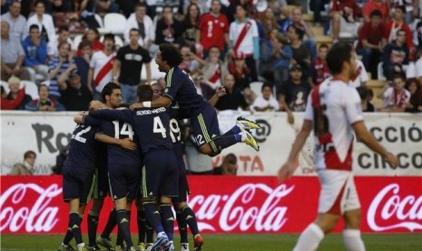 Pemain Real Madrid merayakan gol Karim Benzema saat menghadapi Rayo Vallecano di laga La Liga Spanyol di Stadion Teresa Rivero, Madrid, Senin (24/9). 