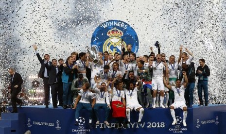  Pemain Real Madrid merayakan kegembiraanya setelah berhasil meraih trofi Liga Champions musim 2017/2018. Real Madrid mengalahkan Liverpool 3-1 di partai final yang berlangsung di Olimpiyskiy Stadium di Kiev, Ukraina, Ahad (27/5) WIB dini hari