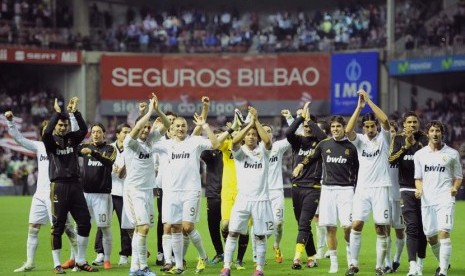  Pemain Real Madrid merayakan kesuksesan timnya meraih gelar La Liga Spanyol ke 32 setelah menundukkan Athletic Bilbao 3-0, Kamis (3/5) dini hari.  (AP Photo/Alvaro Barrientos)