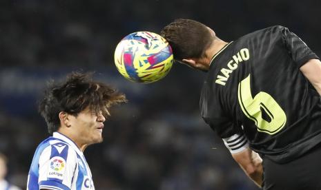 Pemain Real Madrid Nacho Fernandez (kanan) menyundul bola saat menghadapi Real Sociedad di La Liga Spanyol.