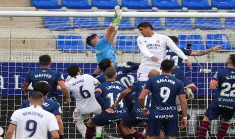 Pemain belakang Real Madrid, Raphael Varane (dua kanan), menandukkan gol saat menghadapi SD Huesca di laga La Liga Spanyol di Stadiona El Alcoraz, Huesca, Aragon, Spanyol, pada Sabtu (6/2).