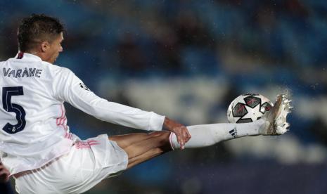 Pemain Real Madrid Raphael Varane meraih bola pada pertandingan sepak bola leg pertama semifinal Liga Champions antara Real Madrid dan Chelsea di Stadion Alfredo di Stefano di Madrid, Spanyol, Selasa, 27 April 2021.