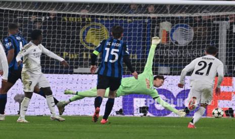 Pemain Real Madrid Vinicius Junior (kiri) mencetak gol  ke gawang Atalanta dalam pertandingan sepak bola Liga Champions UEFA di Stadion Gewiss, Bergamo, Italia, Rabu (11/12/2024) dini hari WIB.