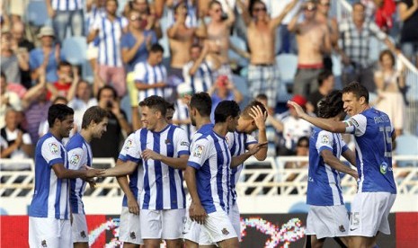 Pemain Real Sociedad melakukan selebrasi usai menjebol gawang Getafe dalam laga pembuka La Liga di Stadion Anoeta, San Sebastian, Basque, Sabtu (17/8). 