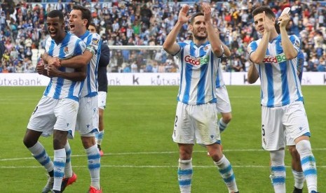 Pemain Real Sociedad merayakan kemenangan atas Athletic Bilbao.