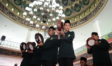 Pemain Rebana mengiringi bacaan shalawat saat Maulid Nabi SAW di Masjid Baitul Latief, Jakarta, Selasa (20/1). 