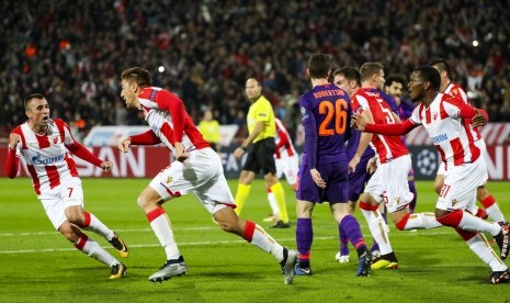 Pemain Red Star Belgrade, Milan Pavkov (dua kiri), melakukan selebrasi bersama rekan setim saat menghadapi Liverpool di lanjutan laga Liga Champions di Belgrade, Serbia, Selasa (6/11). 