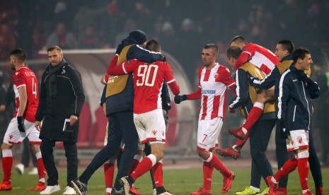 Pemain Red Star merayakan kemenangan setelah pertandingan melawan FC Cologne pada Grup H Liga Europa di Beograd, Serbia, Kamis (8/12) dini hari WIB. 