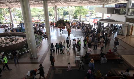 Pemain Reog Ponorogo tampil di Bandara Internasional Juanda Surabaya di Sidoarjo, Jawa Timur. PT Jasa Angkasa Semesta (JAS Airport Services) kembali dipercaya sebagai Cargo Terminal Operator (CTO) di Bandara Internasional I Gusti Ngurah Rai Denpasar dan Juanda Surabaya. Hal tersebut dipastikan setelah ditetapkan sebagai pemenang dalam seleksi mitra yang diselenggarakan oleh Angkasa Pura I untuk meningkatkan Level of Services pada layanan dan operasional Terminal Kargo dan Pos berstandar global.