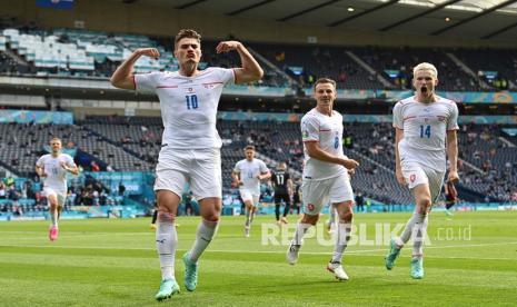 Pemain Republik Ceko Patrik Schick melakukan selebrasi setelah mencetak gol pertama timnya dari titik penalti pada pertandingan grup D kejuaraan sepak bola Euro 2020 antara Kroasia dan Republik Ceko di stadion Hampden Park di Glasgow,  Jumat (18/6). 