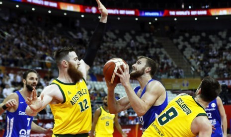 Pemain Republik Ceska, Martin Kriz (kedua kanan), menghadapi bigfman Australia Ondrej Balvin (kiri) pada laga perempat final Piala Dunia FIBA di Shanghai, China, Rabu (11/9). 