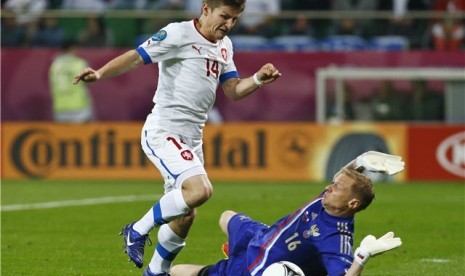 Pemain Republik Ceska, Vaclav Pilar (kiri), melewati kiper Rusia, Vyacheslav Malafeev, untuk mencetak gol dalam laga Grup A Piala Eropa 2012 di Wroclaw, Polandia, Jumat (8/6). 